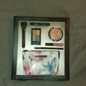 Jones New York Signature - The Makeup Artist Set
